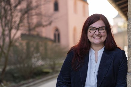 Pia Schellhammer, im Hintergrund eine Kirche
