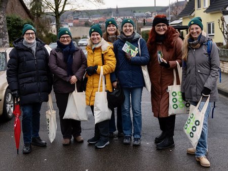 10.01.2026: Ortsverband Rhein-Selz der GRÜNEN läutet mit Pia Schellhammer (2.v.r.), Fraktionsvorsitzende der GRÜNEN im Landtag Rheinland-Pfalz und Spitzenkandidatin auf Listenplatz 2, den Haustürwahlkampf in Oppenheim.
