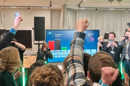 Erste Prognose auf der Wahlparty der GRÜNEN am 22. März 2026 Erste Prognose auf der Wahlparty der GRÜNEN am 22. März 2026
