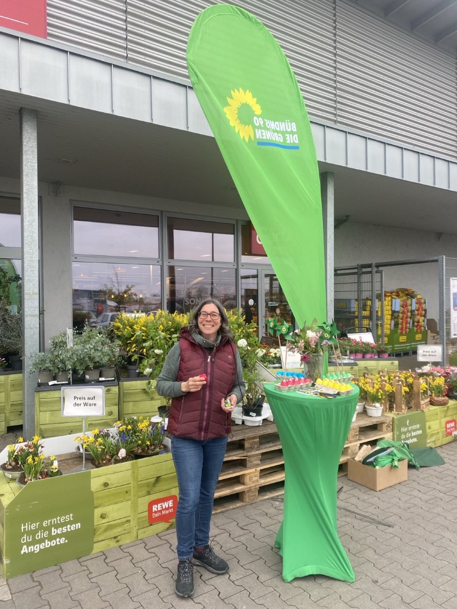 Christina Bitz am Ostereier-Stand vor REWE Nierstein an Ostersamstag, 19.04.2025 Christina Bitz am Ostereier-Stand vor REWE Nierstein an Ostersamstag, 19.04.2025