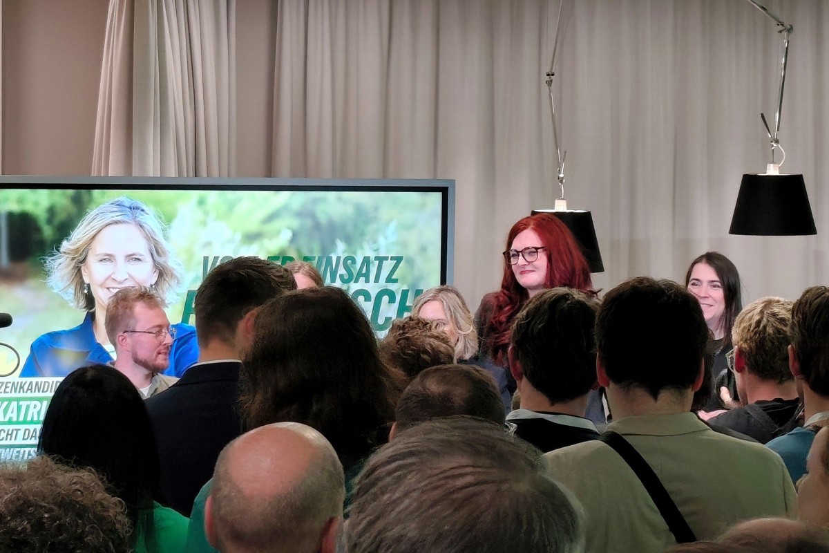 Podium (u.a. mit Katrin Eder, Pia Schellhammer) auf der Wahlparty der GRÜNEN am 22. März 2026