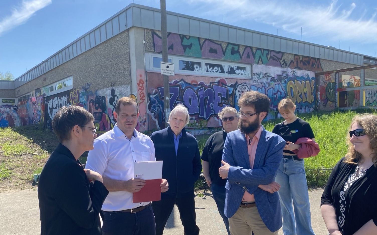 Wirtschaftsstaatssekretärin Petra Dick-Walter, VG Bürgermeister Martin Groth, Edgar Henkel vom Seniorenbeirat, Beigeordneter Dr. Thomas Tietze, Sina Scherer, Vorsitzende VG-Beirat für Inklusion. Fotos. Christina Bitz